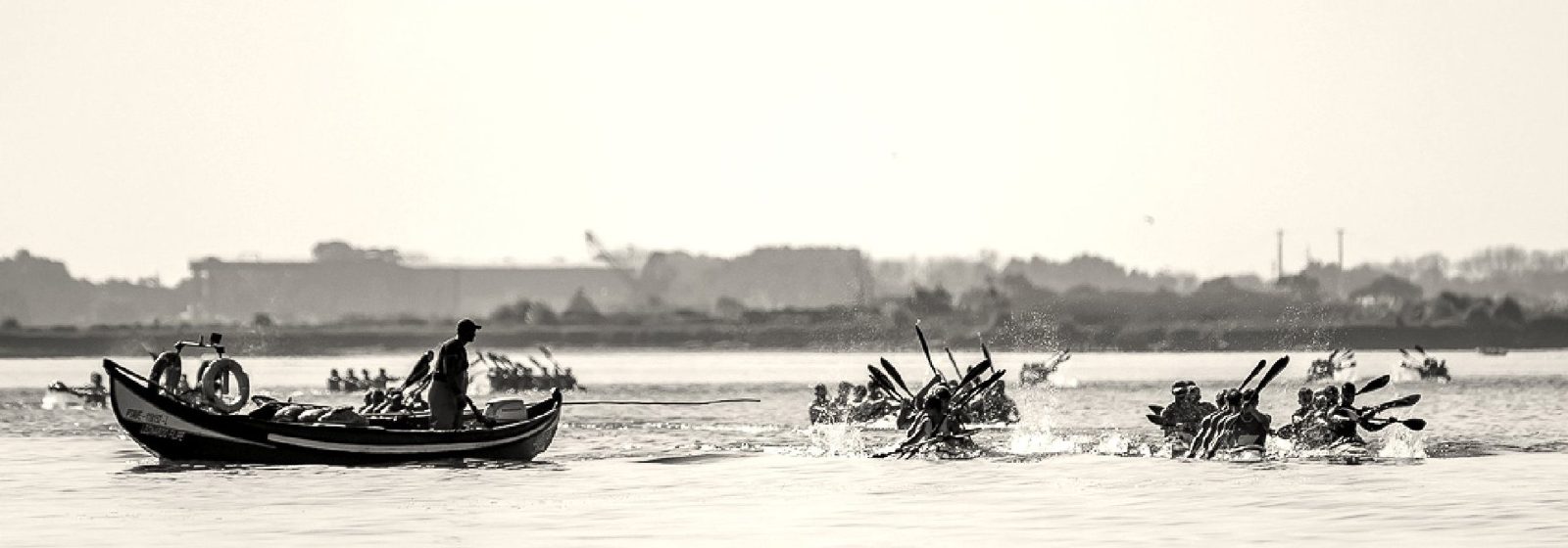 Partida de uma das etapas, com um moliceiro junto aos kayaks